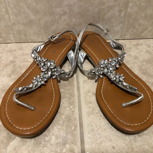 Womens Unisa Silver Leather Mini Wedge Rhinestone Embellished Thong Sandals 8 * - Picture 4 of 9